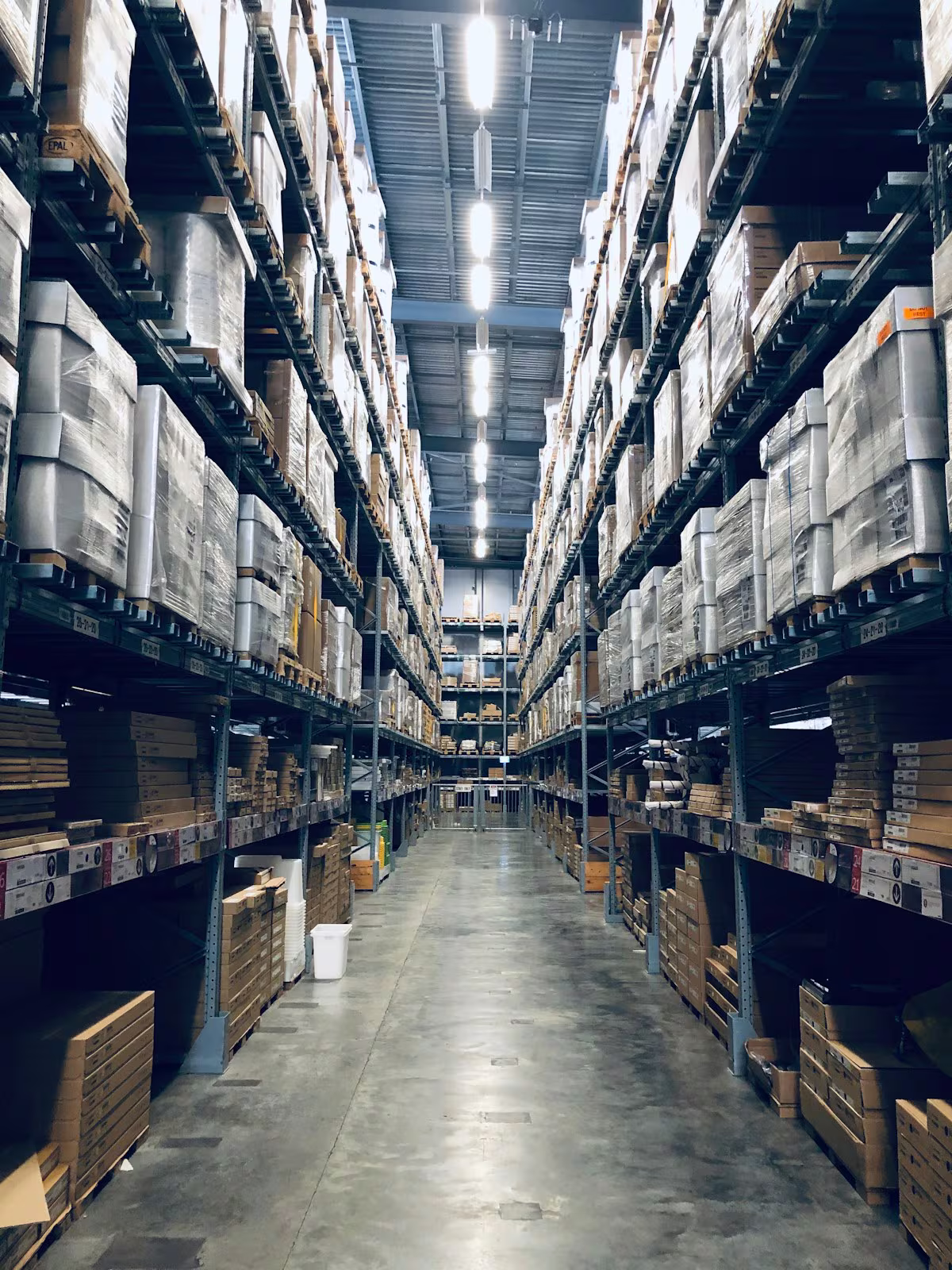 High-bay racking with palletised goods