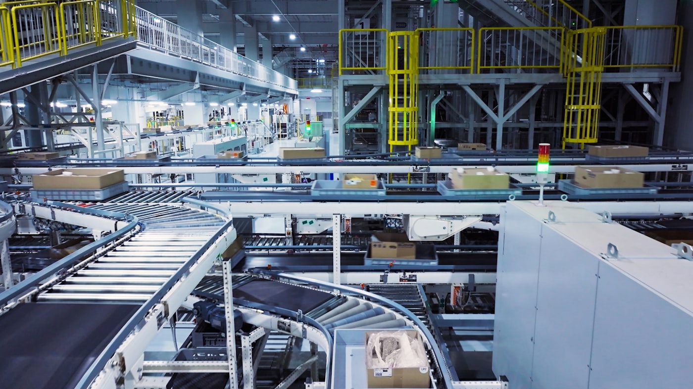 Pakete auf der Versand-Sortieranlage im LogYou Fulfillment-Center