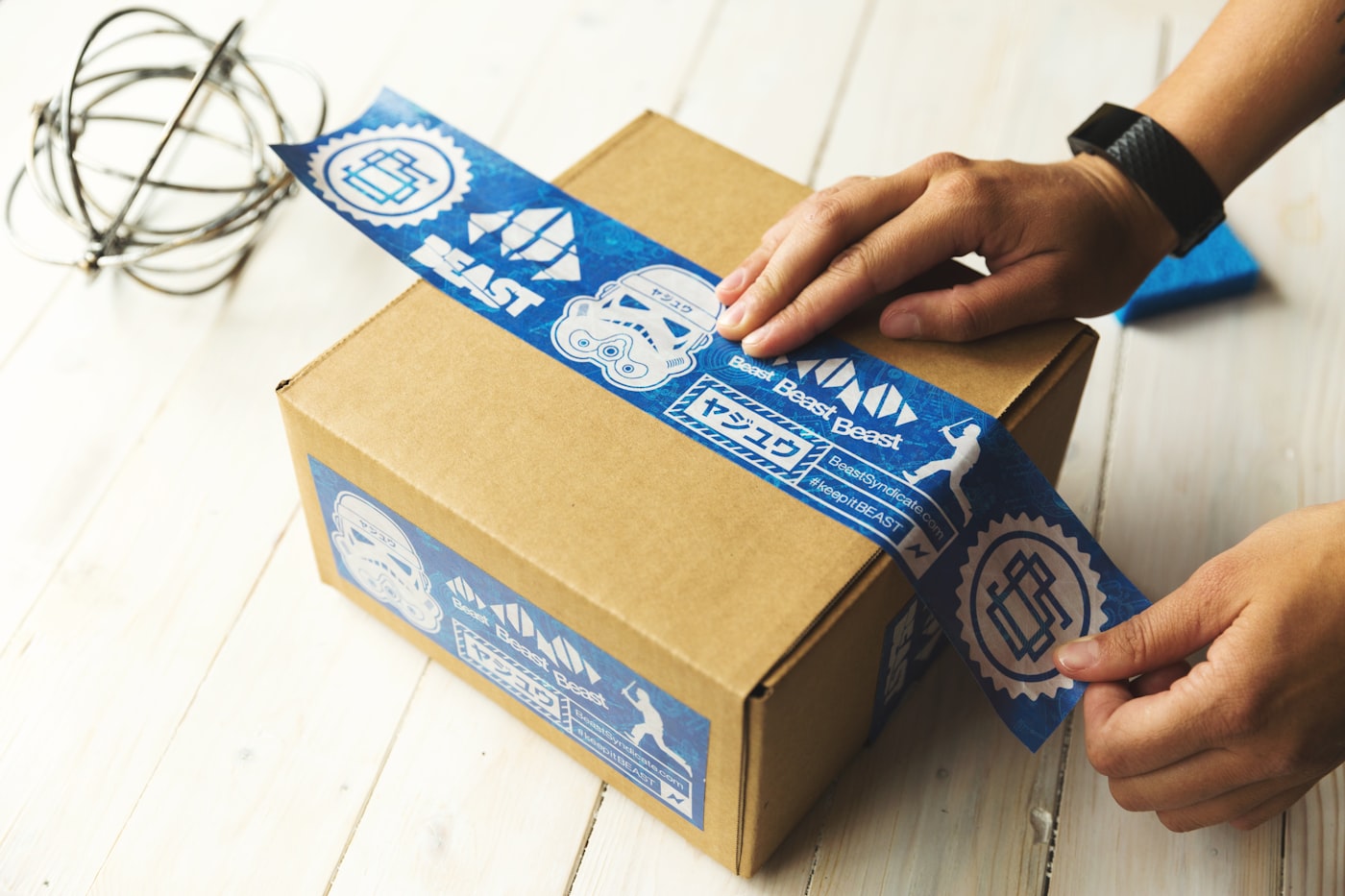 VideoShip Pack-Video: Bestellung wird am Packtisch liebevoll mit gebrandetem Klebeband verpackt